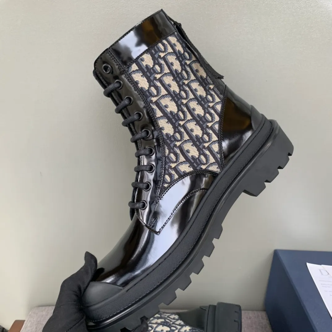 [DIOR] Top P: 920💰 Number of yards: 39~44 (38.45 custom-made, non-refundable) Dior Dior~ Winter series, original 1:1 development Casual men's leather shoes Made with heavy investment, shoes and boots are made of imported cowhide + imported Dior special fabric Not easily deformed black cowhide lining Dior large hardware inlay Original TPU vacuum outsole, black cowhide Black open edge beads Military green suede Black suede Khaki suede leather is crafted by a large factory, and the perfect product is only prepared for you who know your taste! Any comparisons are welcome.